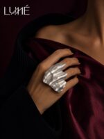 ⁦Sculpted Wave Ring⁩ - الصورة ⁦3⁩